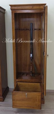 Classic showcase made of solid walnut inspired by the Louis Philippe style with rifle rack